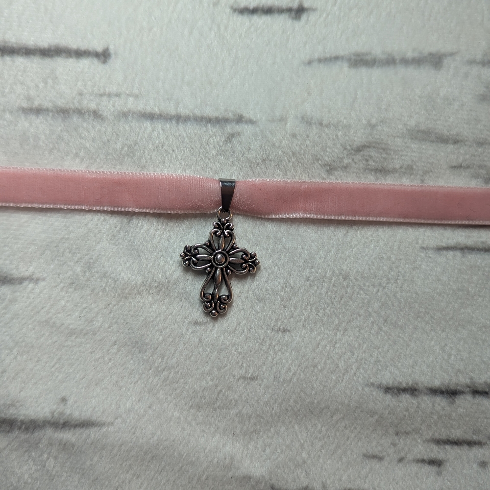 🩷 Cross Choker